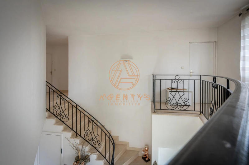 Maison - 205 m² - 8 pièces