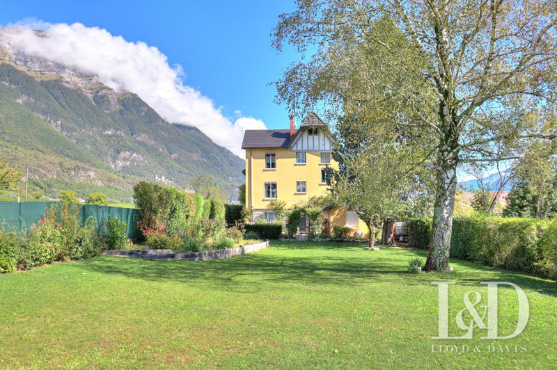 Maison - 212 m² - 8 pièces