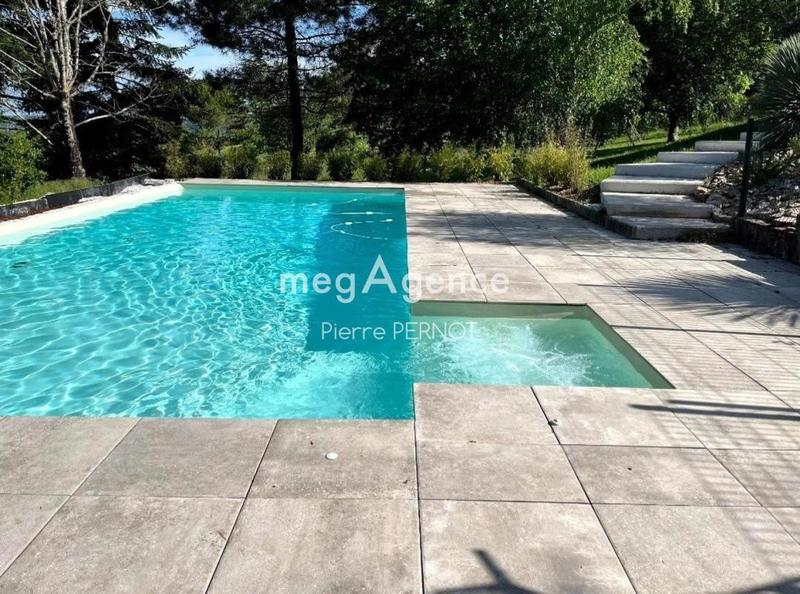 Maison - 240 m² - 8 pièces