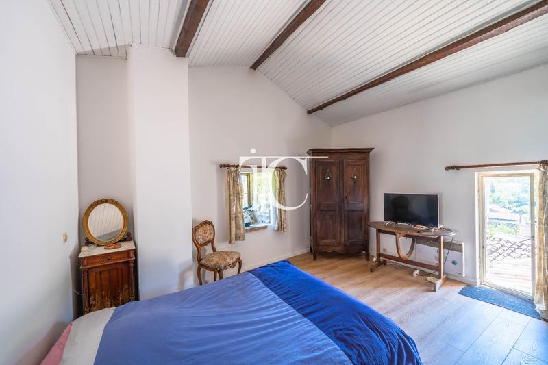 Maison - 225 m² - 9 pièces