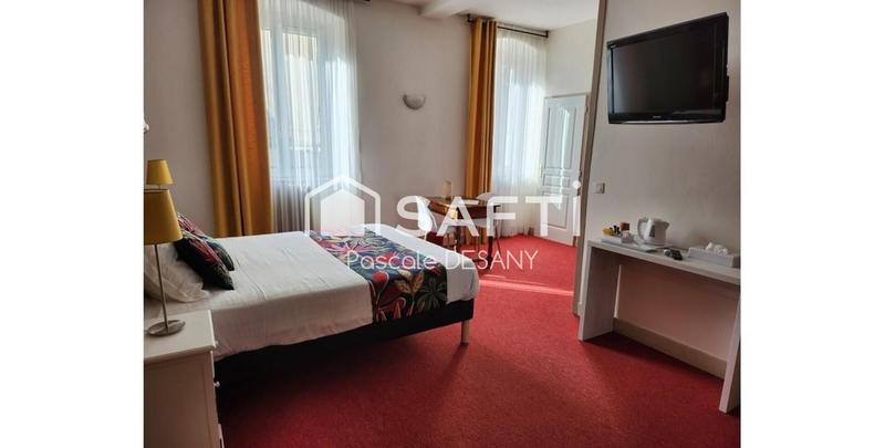 Local commercial - 1 600 m² - 35 pièces