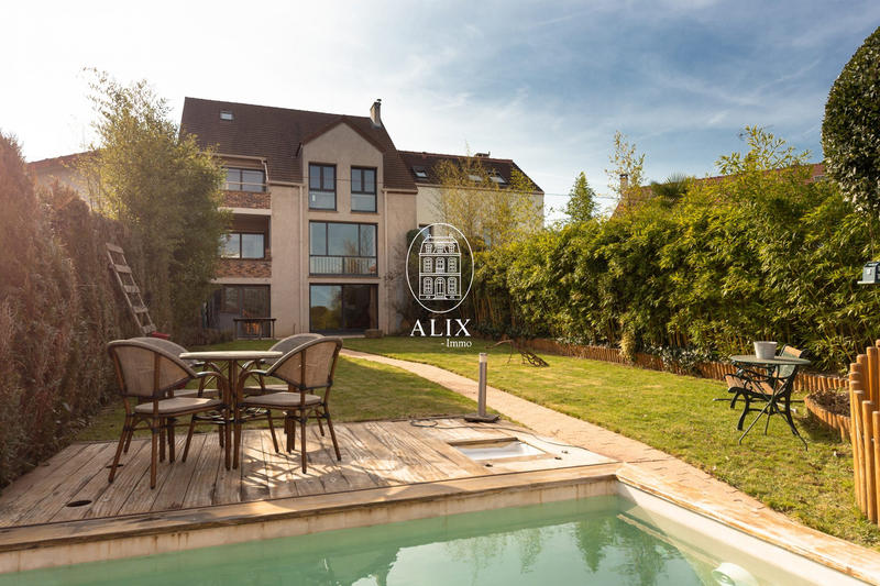 Maison - 224 m² - 9 pièces