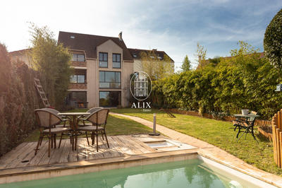 Maison - 224 m² - 9 pièces