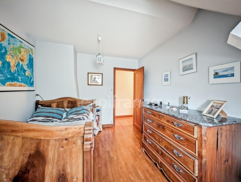 Maison - 246 m² - 9 pièces