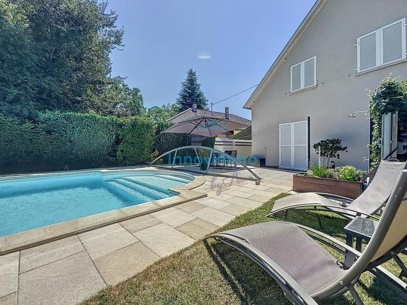 Villa - 216 m² - 8 pièces