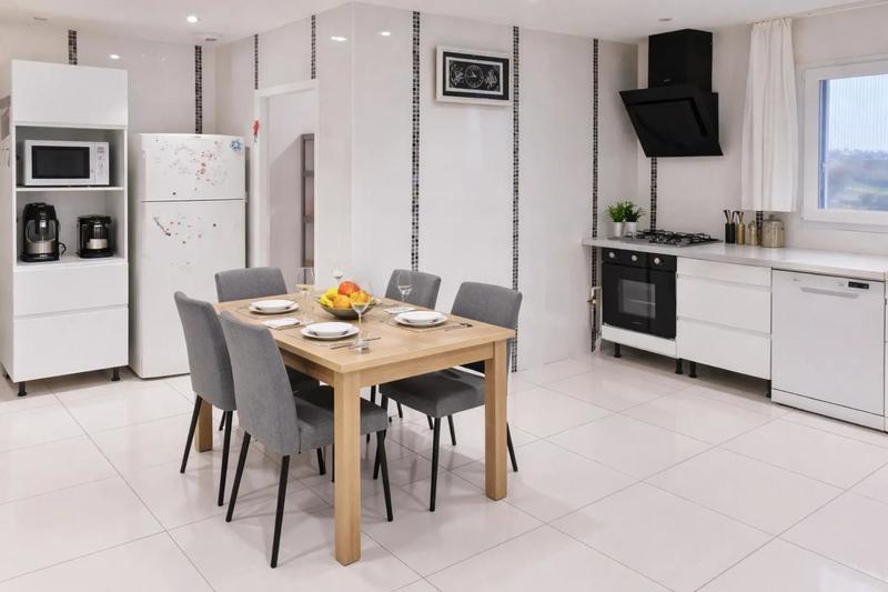 Maison - 145 m² - 9 pièces