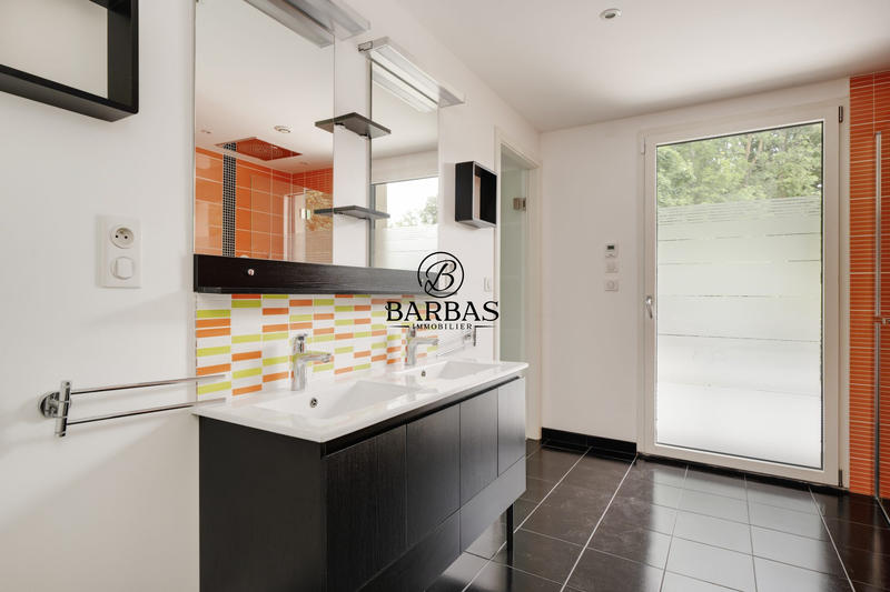 Maison - 302 m² - 10 pièces