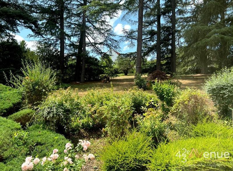 Propriété - 241 m² - 10 pièces