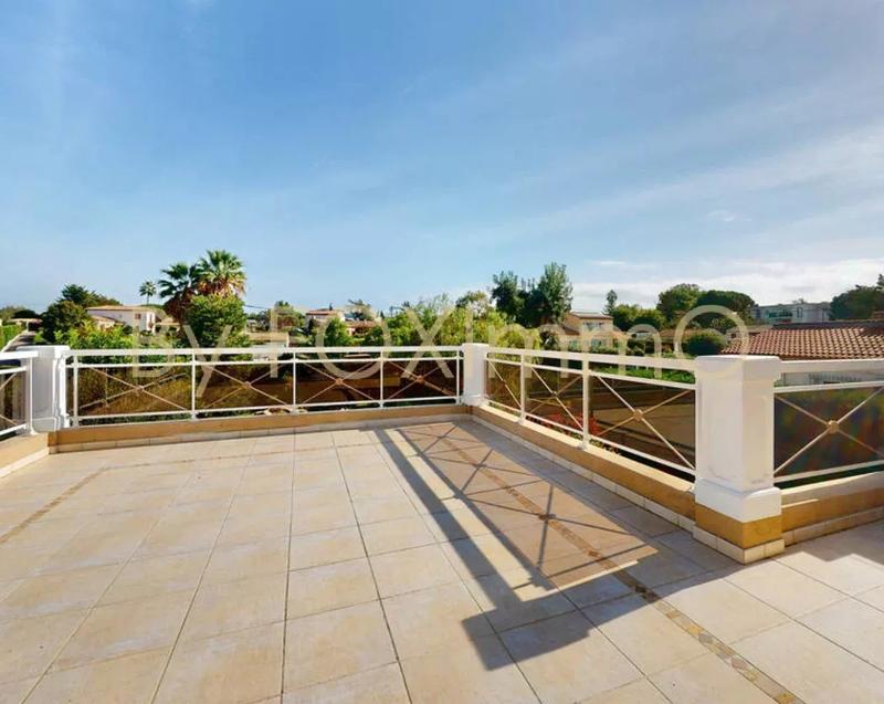 Maison - 240 m² - 6 pièces