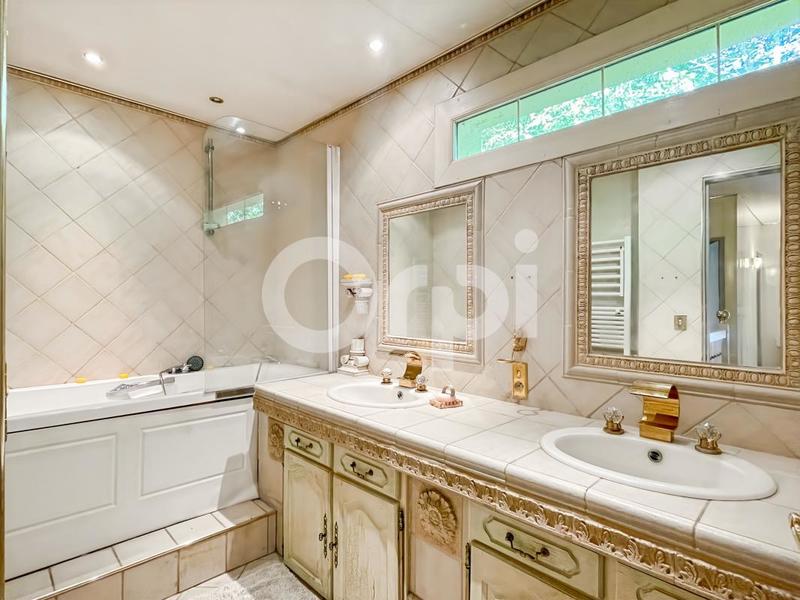 Propriété - 320 m² - 6 pièces