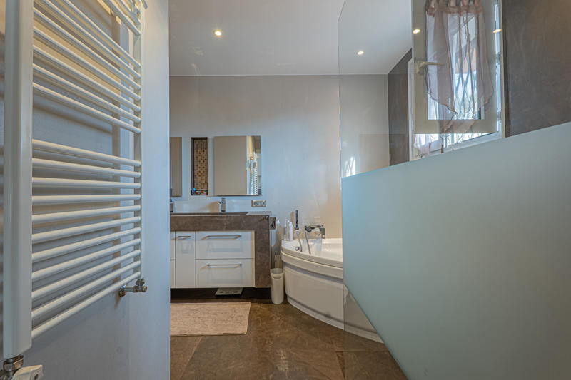 Maison - 237 m² - 8 pièces