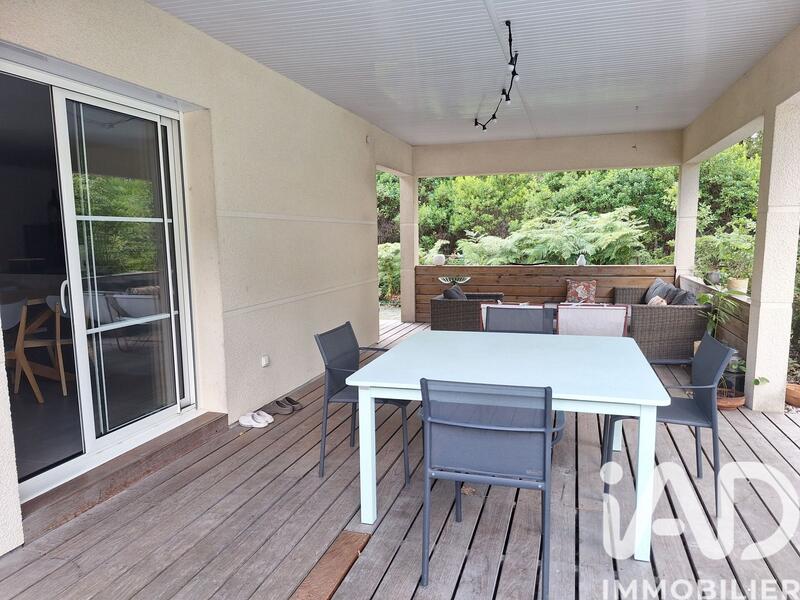 Maison - 250 m² - 8 pièces