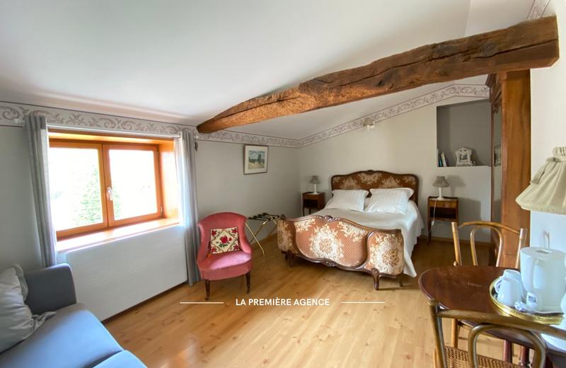 Maison traditionnelle - 271 m² - 10 pièces