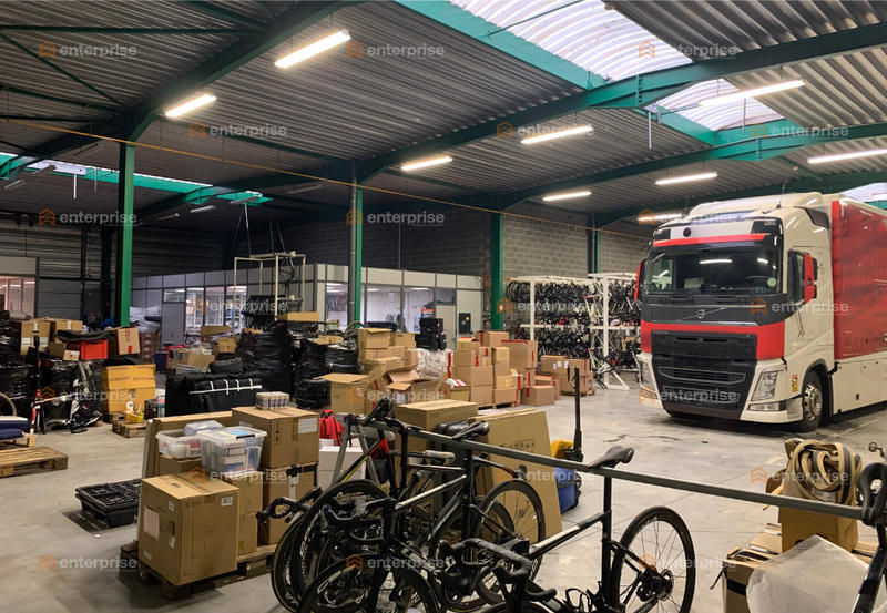 Local d'activité / Entrepôt - 1 215 m²