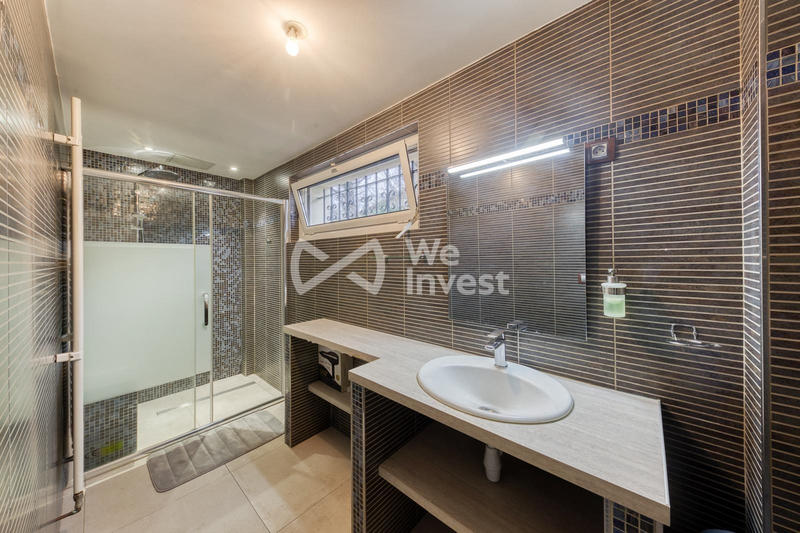 Maison traditionnelle - 237 m² - 10 pièces