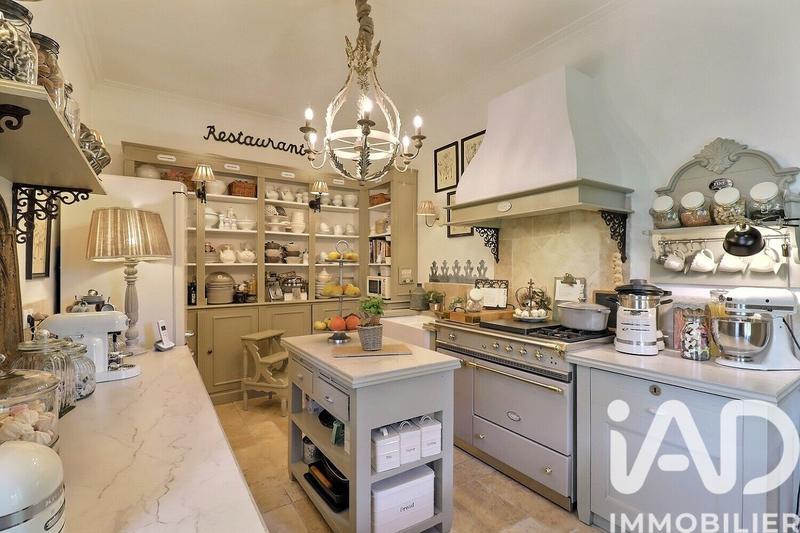 Maison - 460 m² - 19 pièces