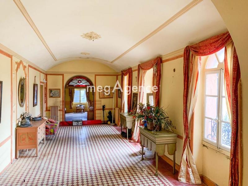 Propriété - 1 000 m² - 12 pièces