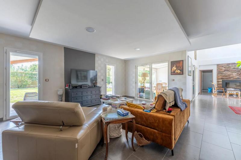 Propriété - 215 m² - 9 pièces