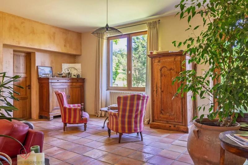 Propriété - 362 m² - 20 pièces