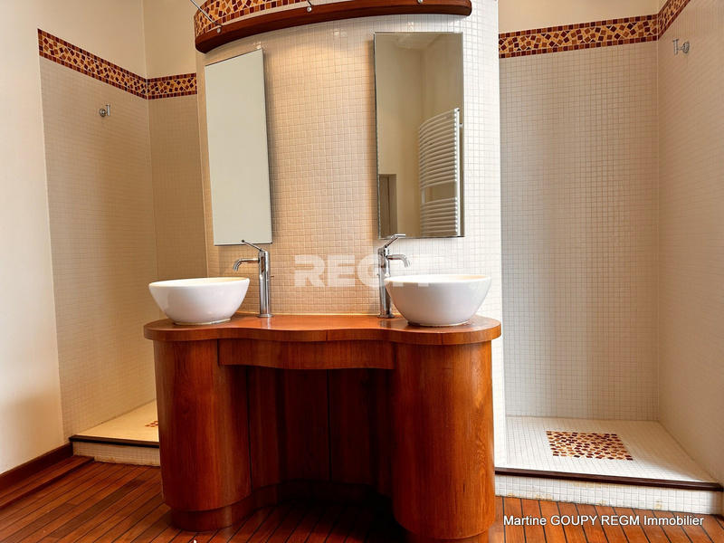 Maison - 341 m² - 9 pièces