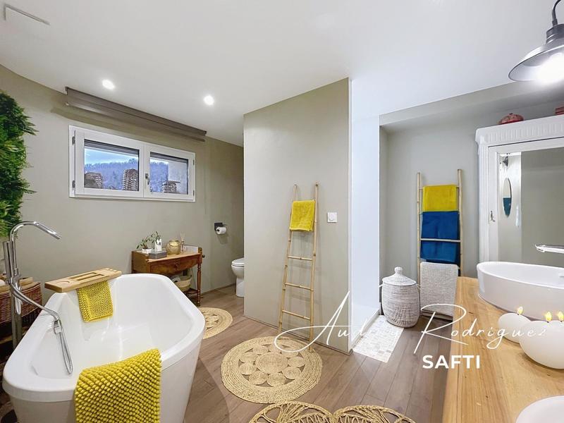 Maison - 310 m² - 11 pièces