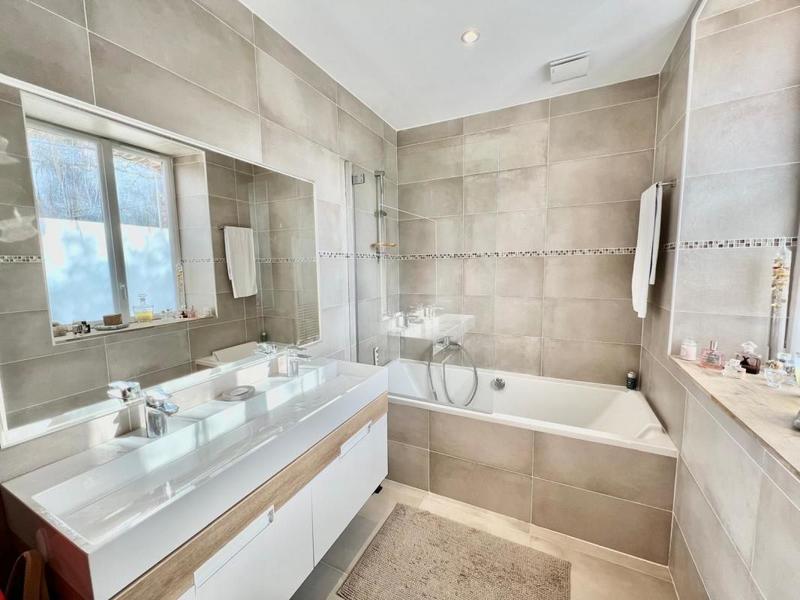 Maison - 300 m² - 7 pièces