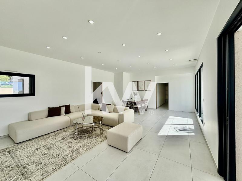 Maison - 230 m² - 8 pièces