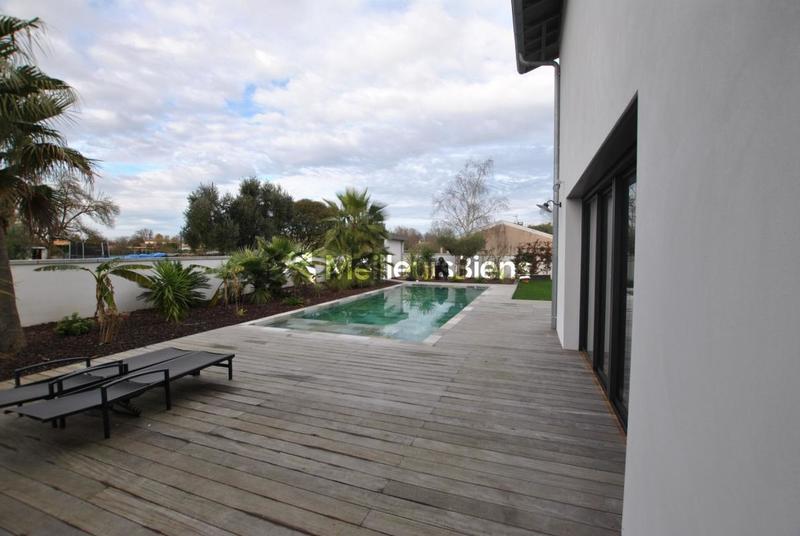 Propriété - 250 m² - 8 pièces