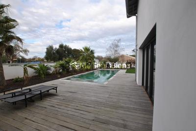 Propriété - 250 m² - 8 pièces