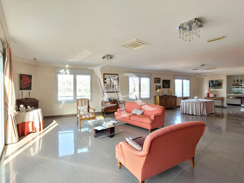 Appartement - 242 m² - 6 pièces