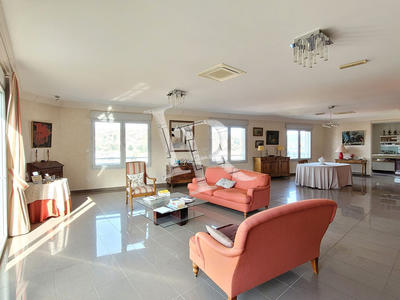 Appartement - 242 m² - 6 pièces