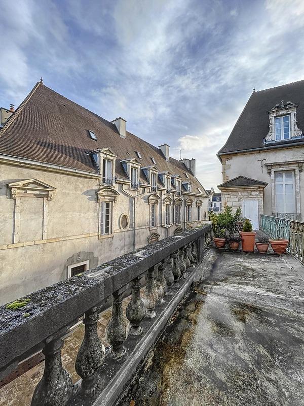 Appartement ancien - 250 m² - 7 pièces