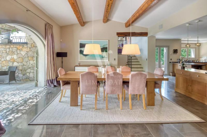 Propriété - 230 m² - 6 pièces