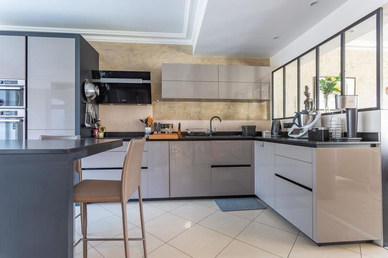 Maison - 238 m² - 11 pièces