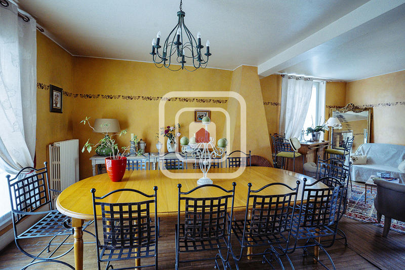 Maison - 222 m² - 8 pièces