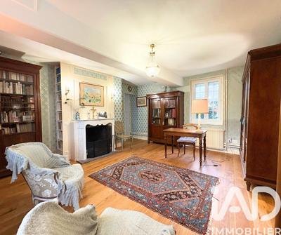 Maison - 305 m² - 8 pièces