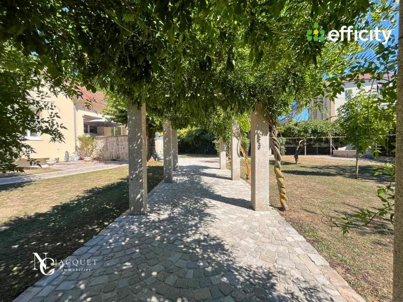 Maison - 275 m² - 7 pièces