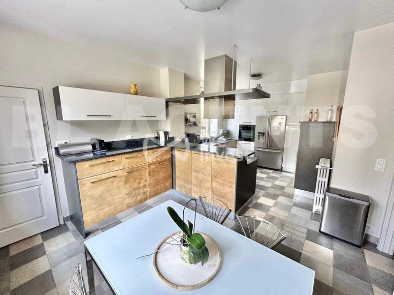 Maison - 240 m² - 8 pièces