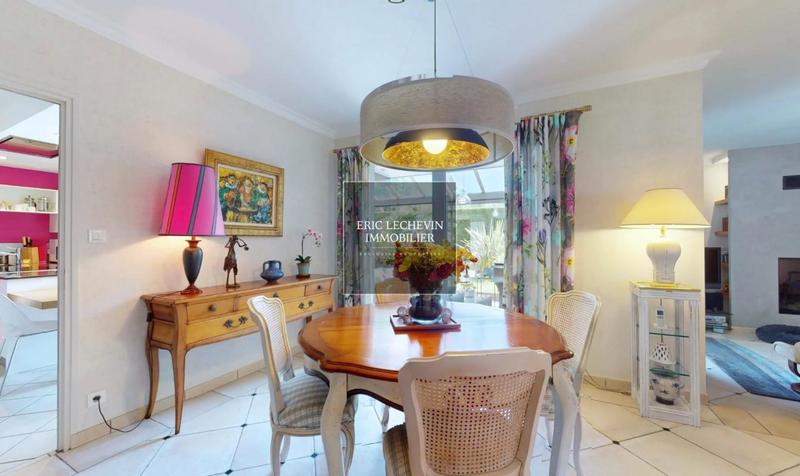 Villa - 221 m² - 8 pièces