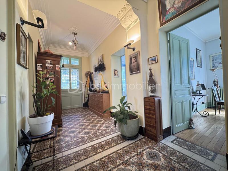 Maison - 225 m² - 12 pièces