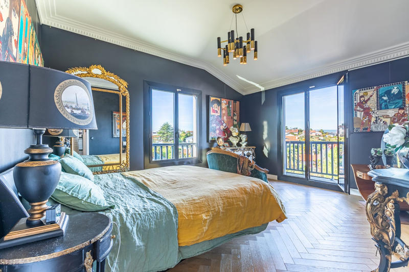 Maison - 425 m² - 12 pièces