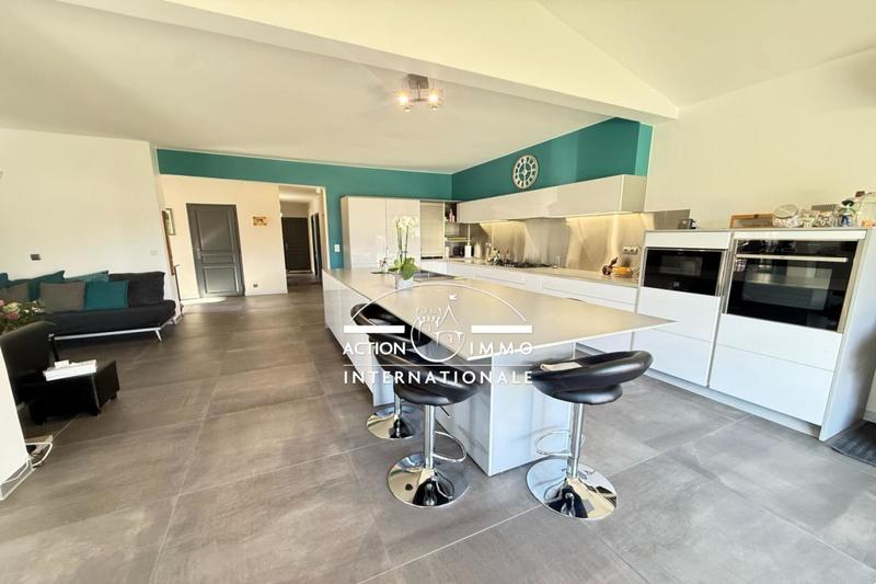 Propriété - 159 m² - 6 pièces