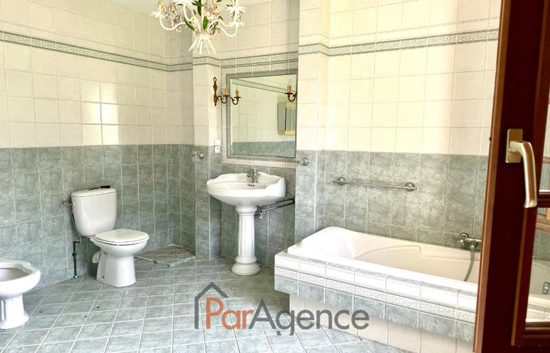 Maison - 205 m² - 7 pièces