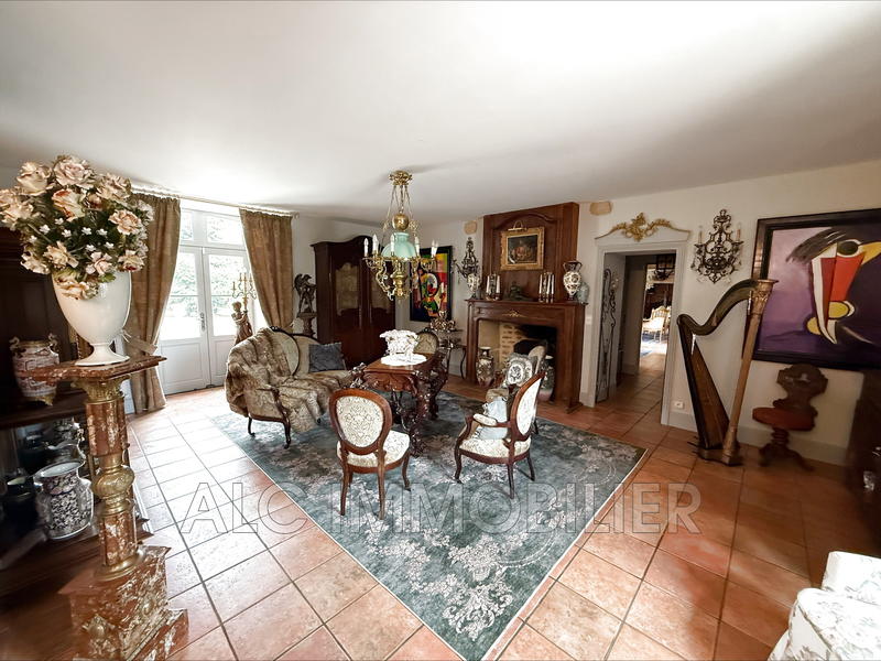 Propriété - 469 m² - 12 pièces