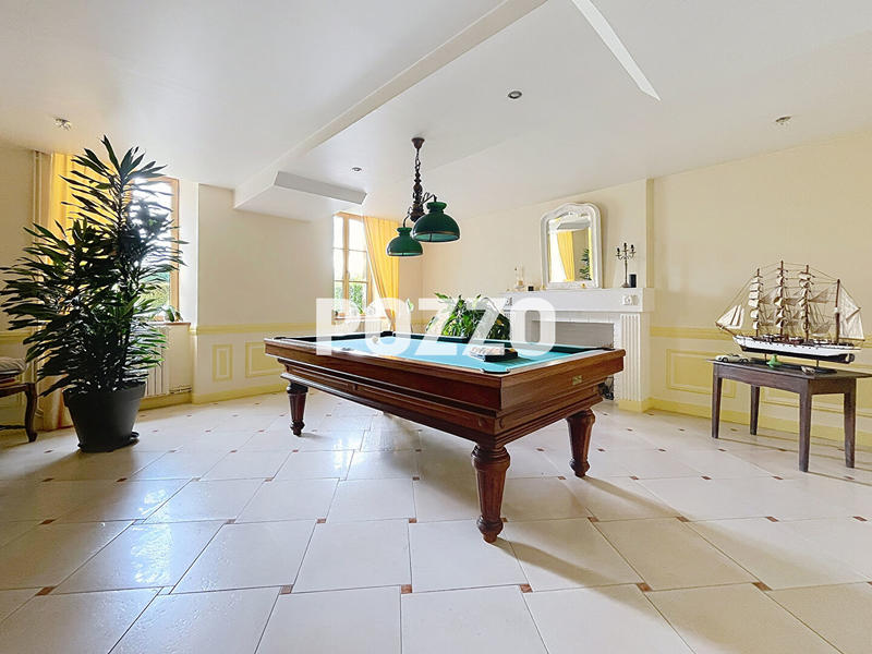 Maison - 240 m² - 9 pièces
