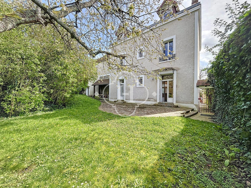 Maison - 225 m² - 8 pièces