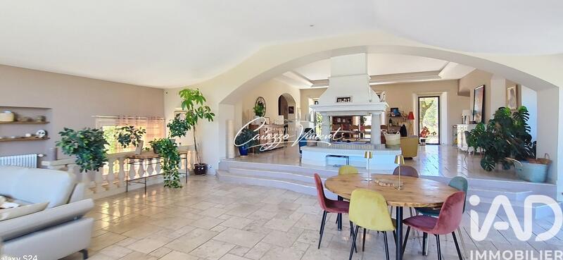 Maison - 1 950 m² - 20 pièces