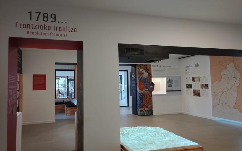 Visite du centre d'interprétation Mehaka sur la Basse Navarre et du village de Baigorri en français.