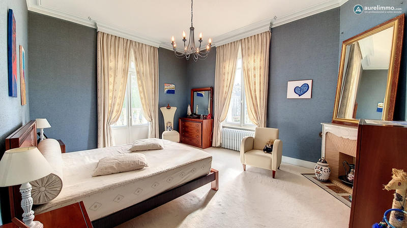 Maison - 285 m² - 9 pièces