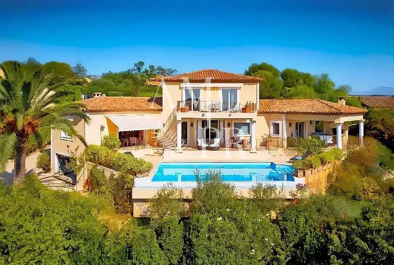 Maison - 250 m² - 6 pièces